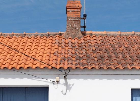 traitement toiture anti mousse fongicide aux herbiers en vendée
